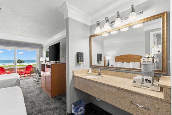 Beachcomber Motel image 32