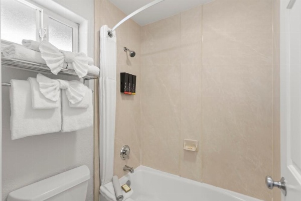 Beachcomber Motel image 34