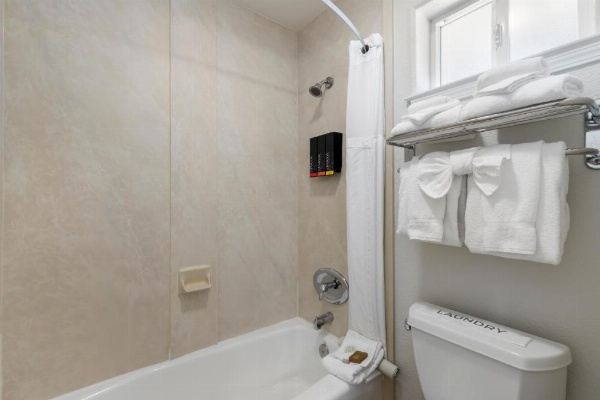 Beachcomber Motel image 35