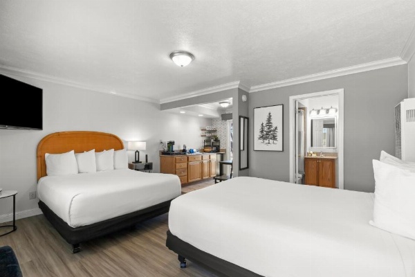 Beachcomber Motel image 40