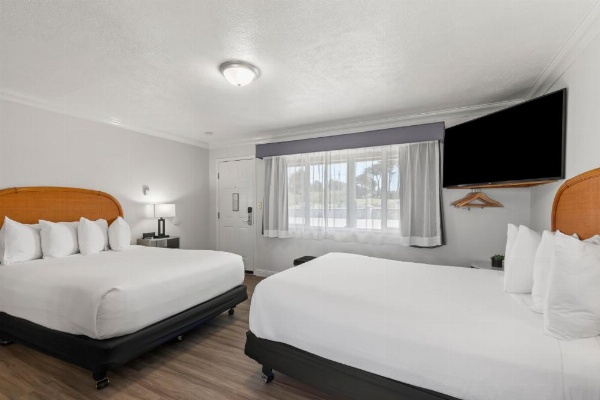 Beachcomber Motel image 41