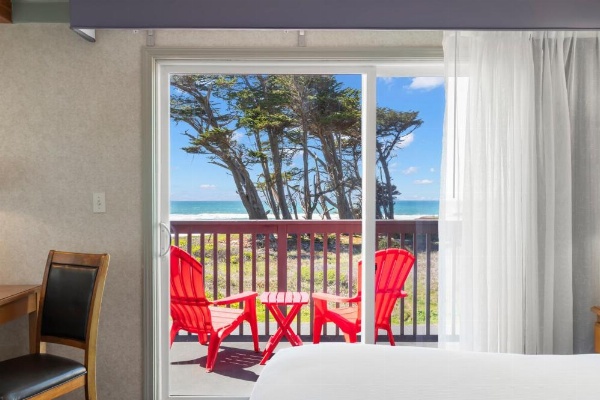 Beachcomber Motel image 55