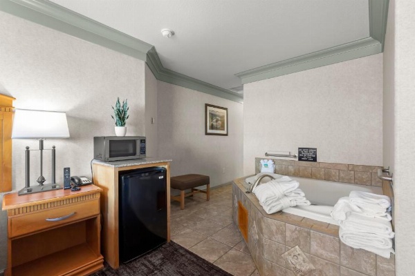 Beachcomber Motel image 58